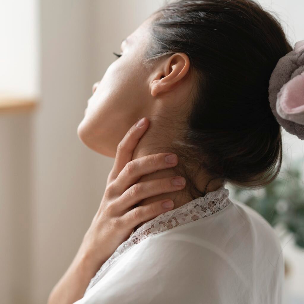 femme souffrent de cervicalgie et qui va faire un traitement ostéopathique